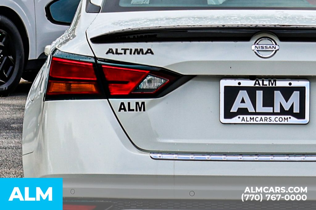Used 2022 White Nissan 2.5 SR image 12