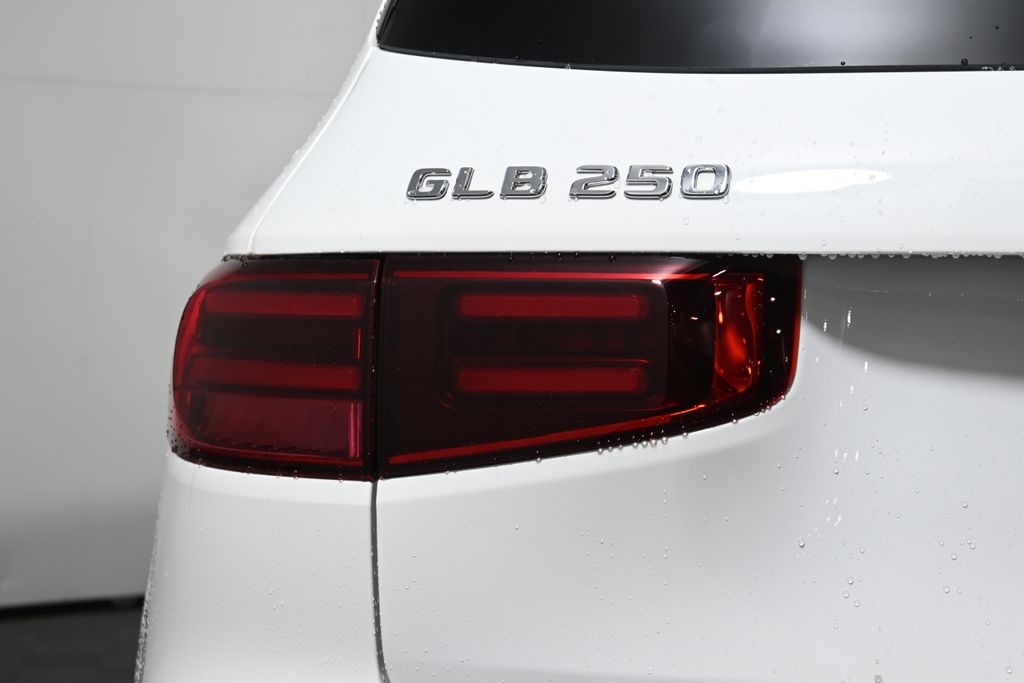 2025 Mercedes-Benz GLB 250 11