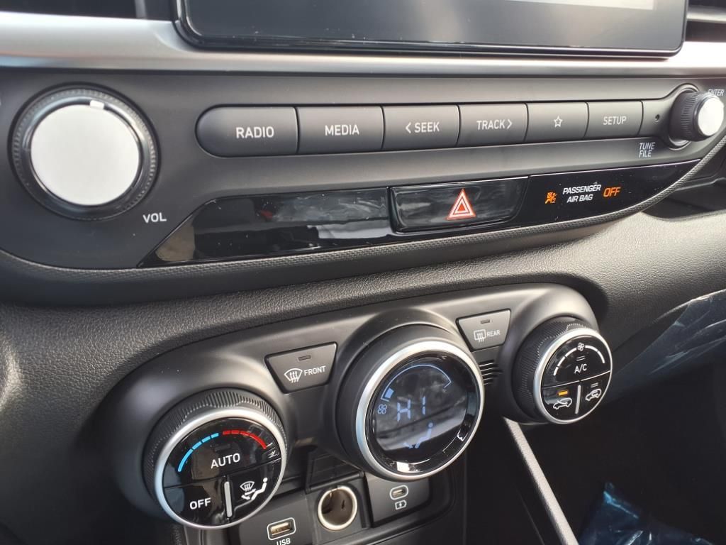 2025 Hyundai Venue SEL - 11