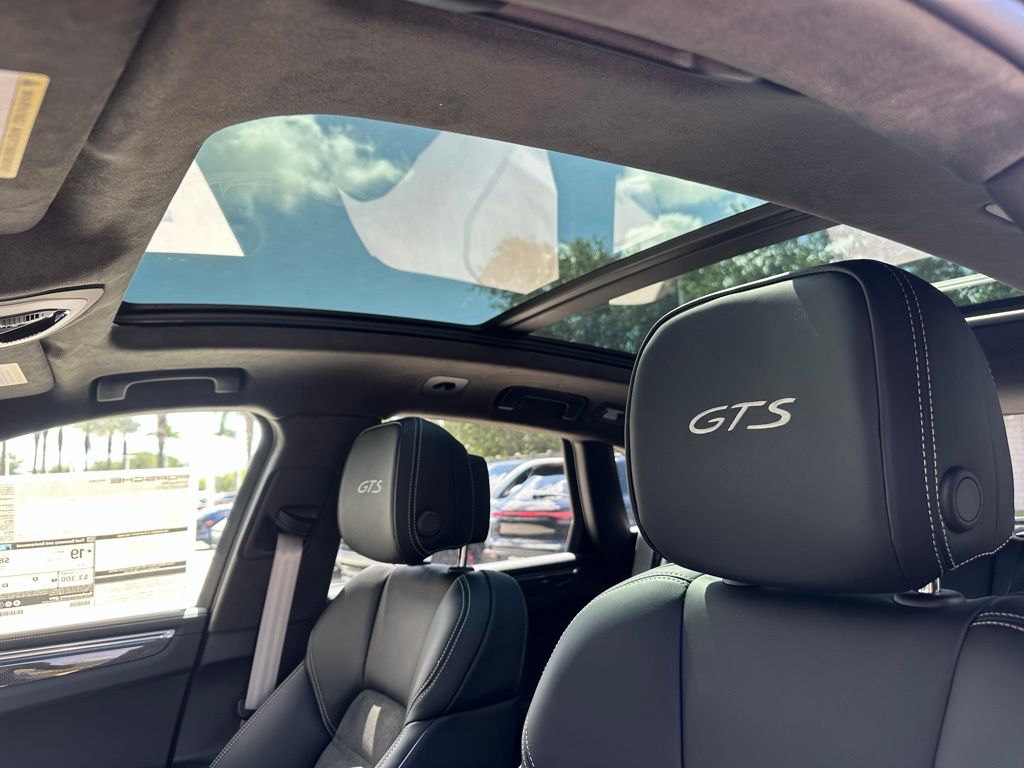 Thumbnail: 2026 Porsche Macan - 26