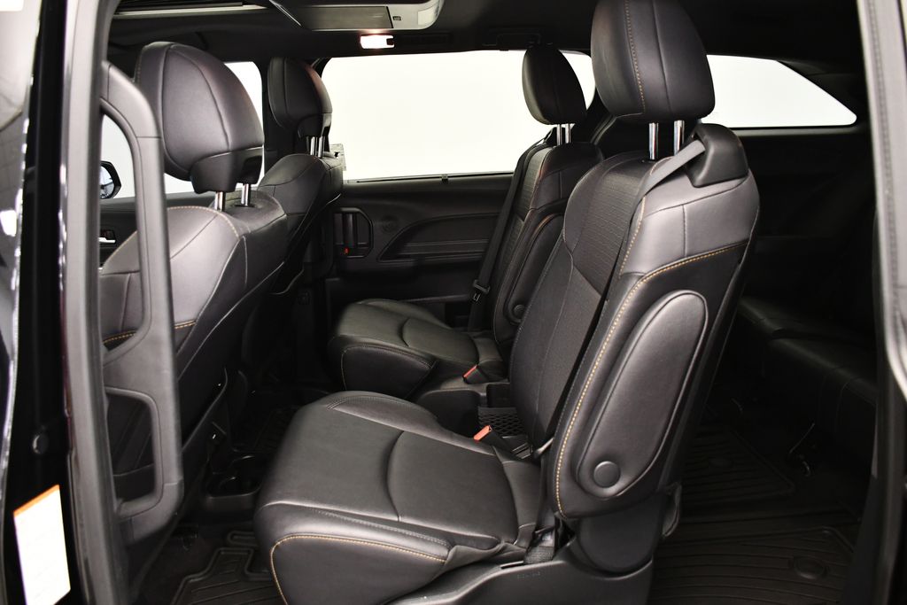 2023 Toyota Sienna XSE 32