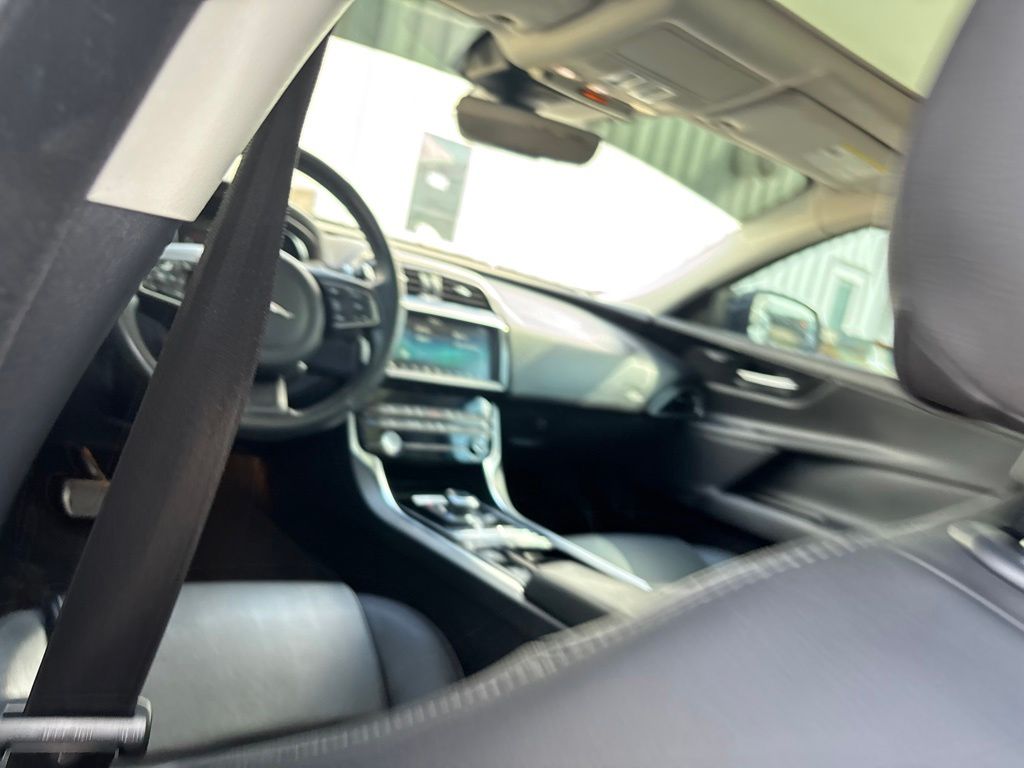 2019 Jaguar XE 25t Premium - 10
