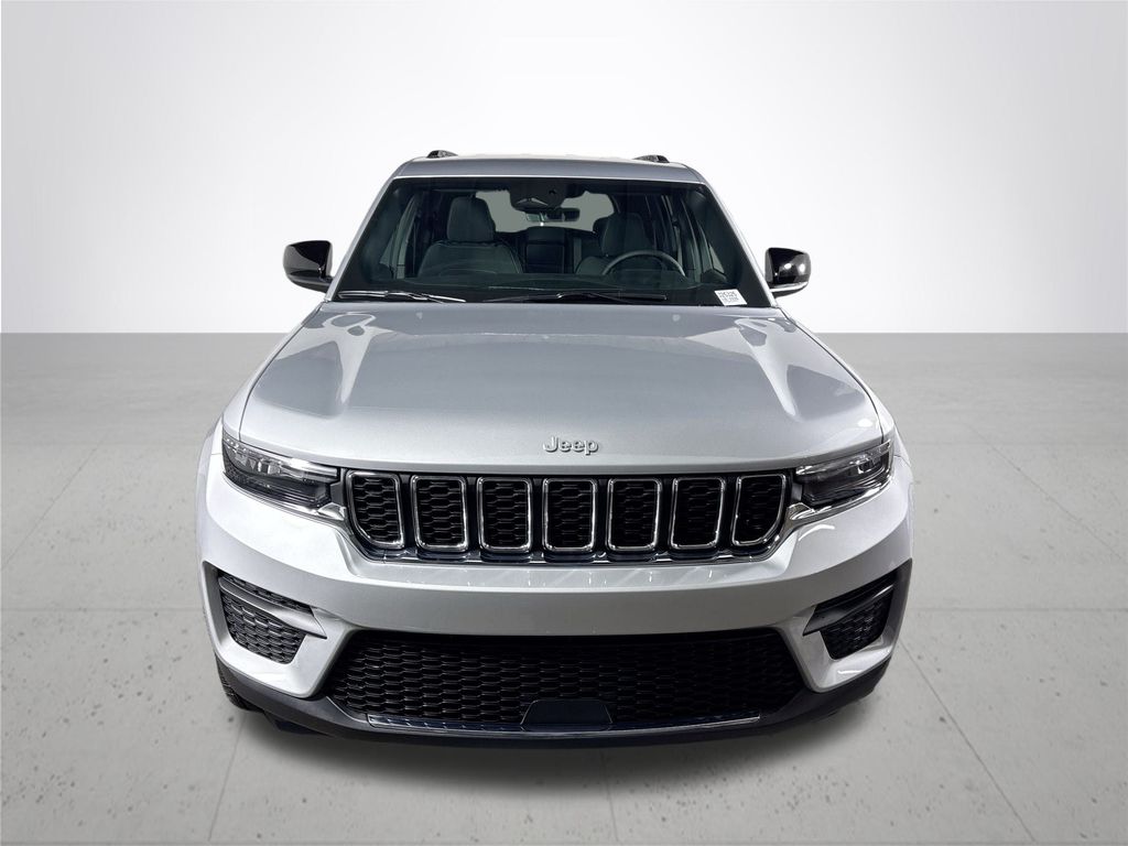 2025 Jeep Grand Cherokee Laredo photo 3