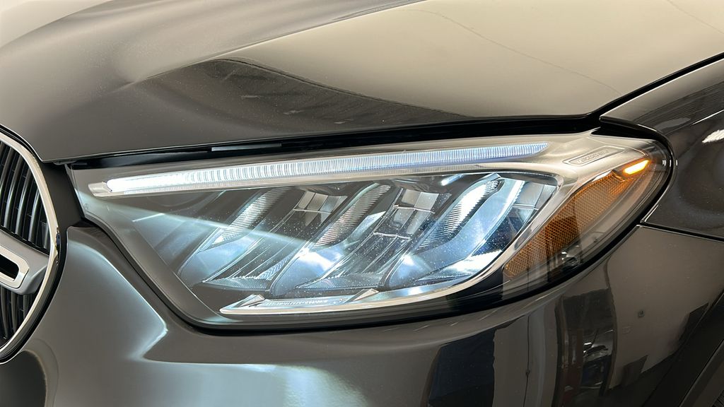 2025 Mercedes-Benz GLC 300 9
