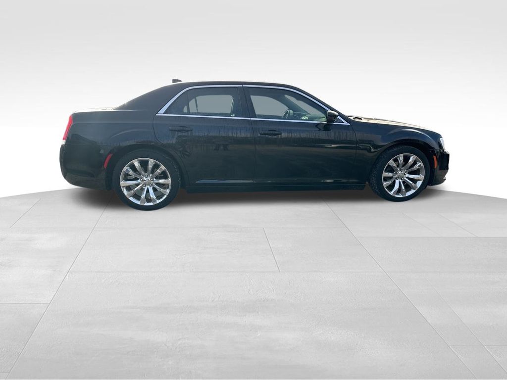 2016 Chrysler 300 Limited 10