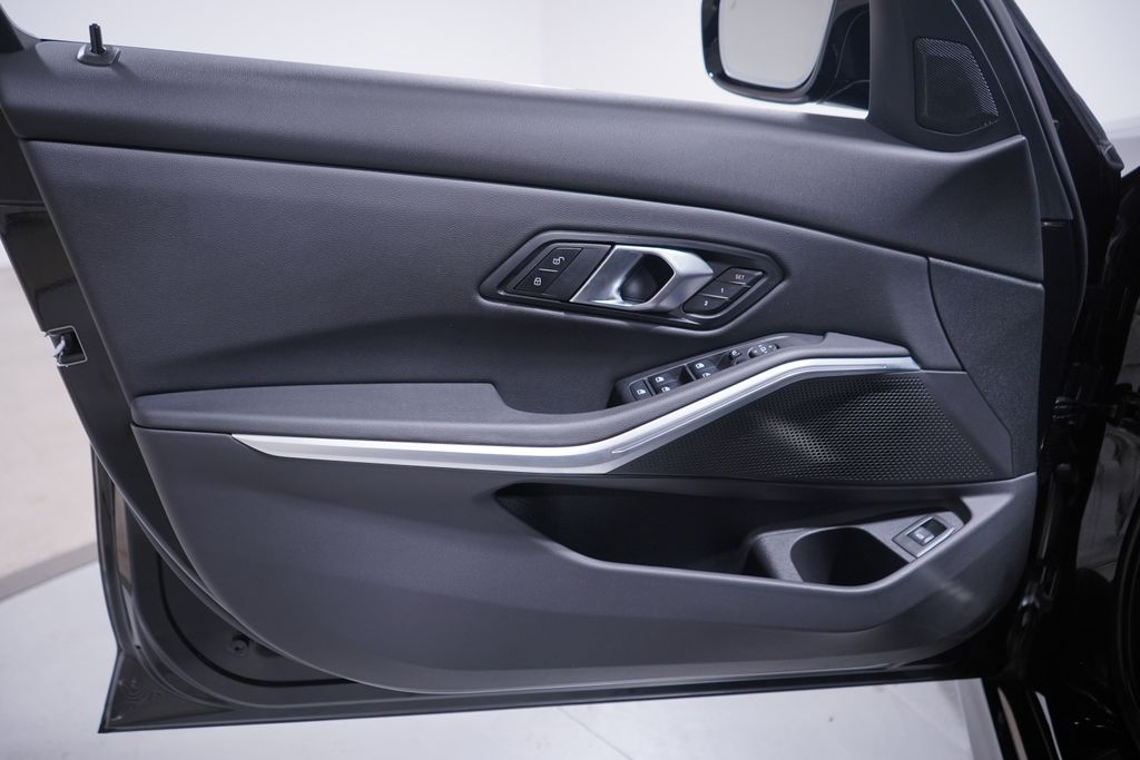 Thumbnail: 2024 BMW 3 Series - 16