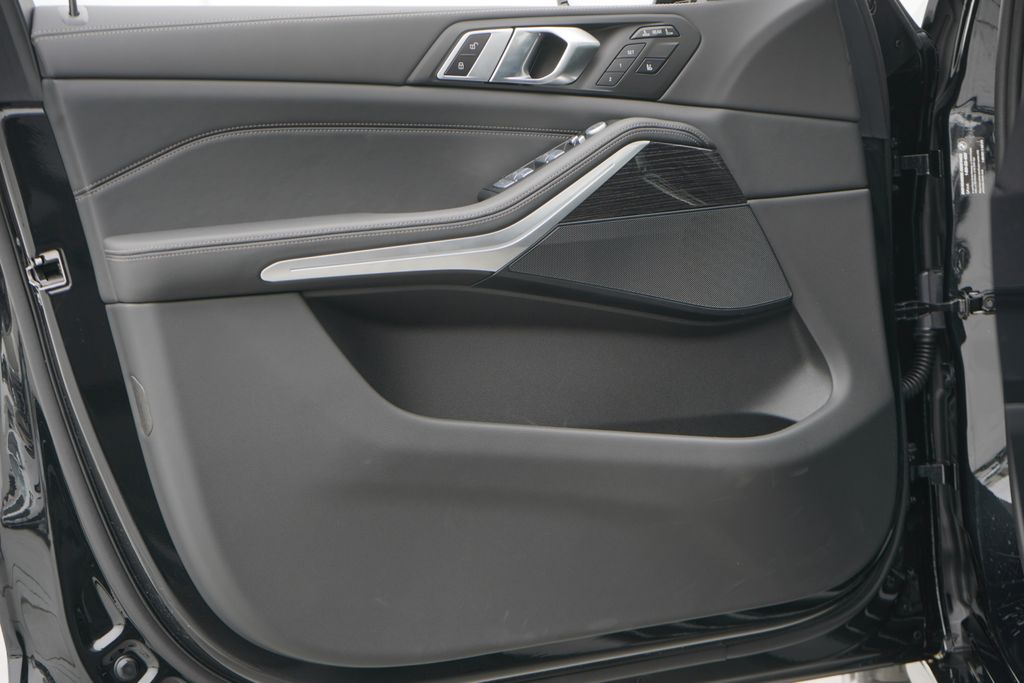 2025 BMW X7 xDrive40i 9