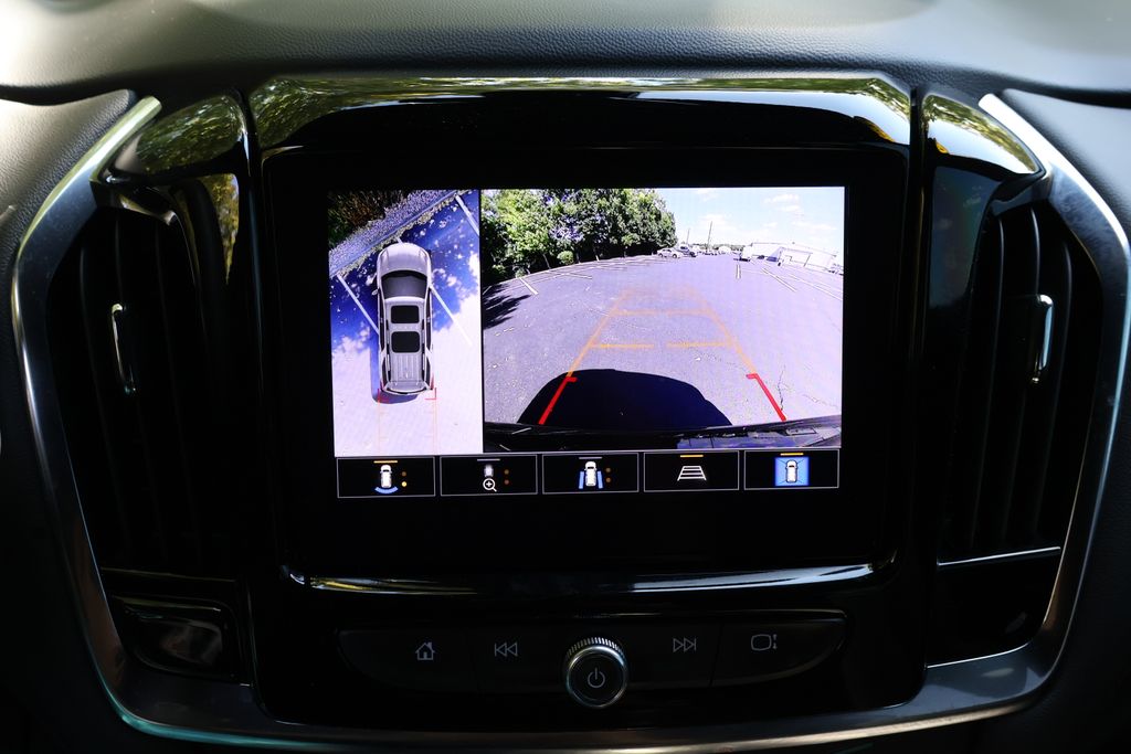 Thumbnail: 2023 Chevrolet Traverse - 18