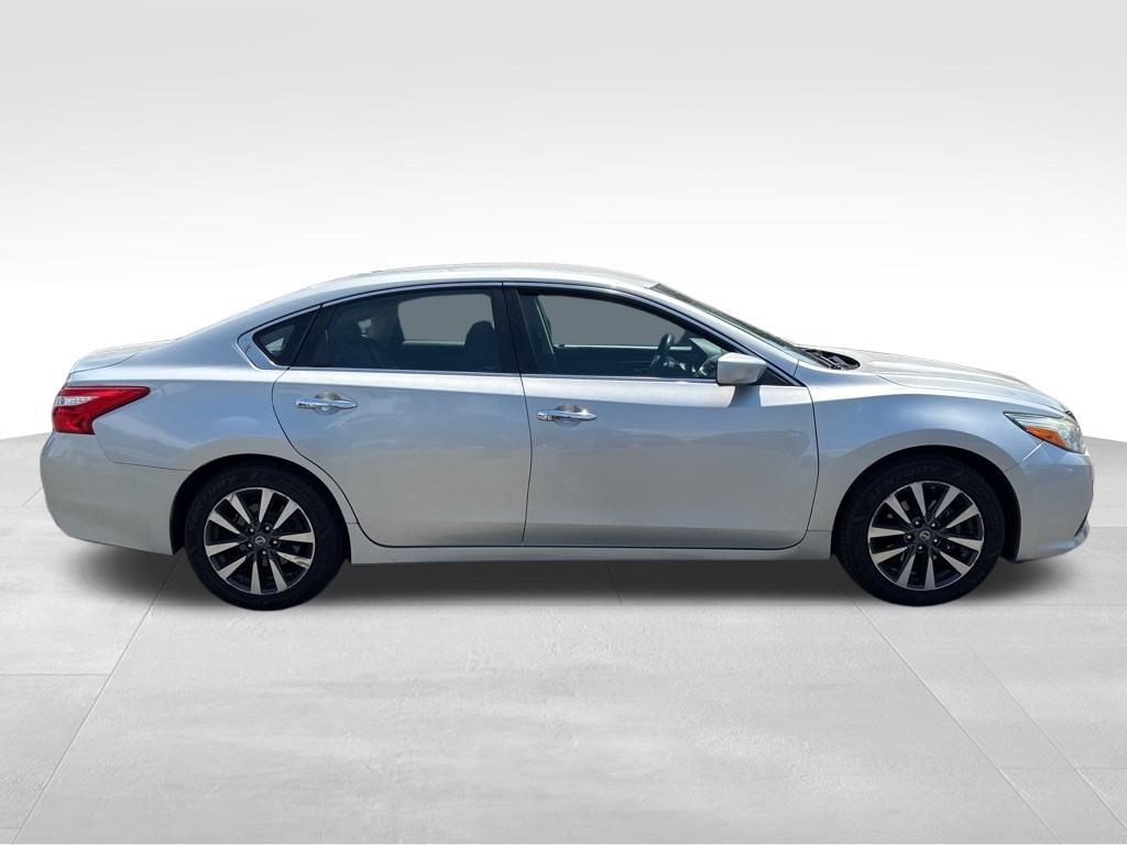 Used 2017 Silver Nissan 2.5 SV image 7