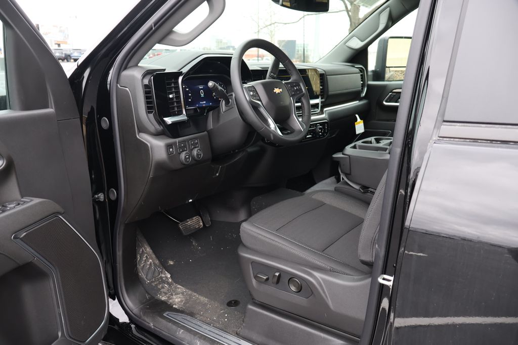 Thumbnail: 2026 Chevrolet Silverado 3500 - 14