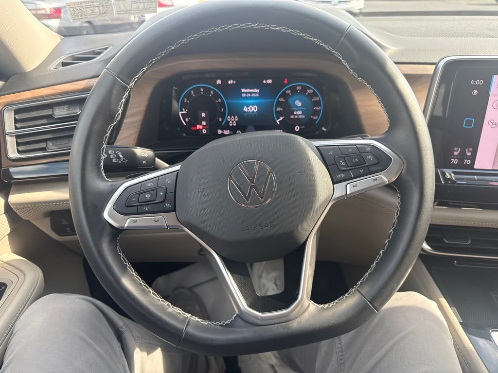 2024 Volkswagen Atlas 2.0T SE w/Technology White at South Hills CDJR