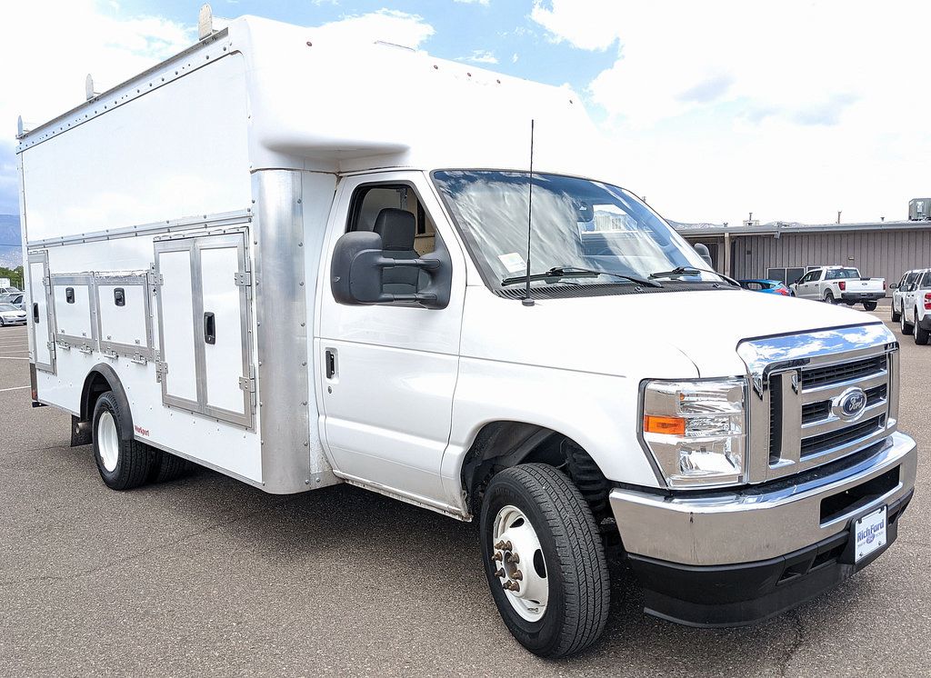Oxford White 2025 Ford E-Series Chassis Pickup Truck Rear-Wheel Drive 6-Speed Automatic Overdrive