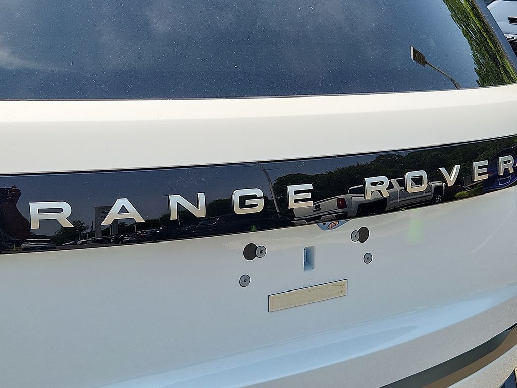 2025 Land Rover Range Rover SE 12