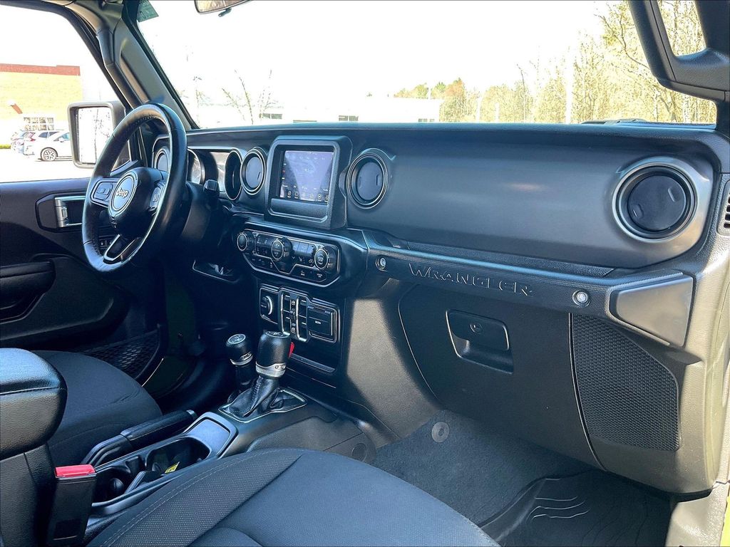 2023 Jeep Wrangler — photo 14