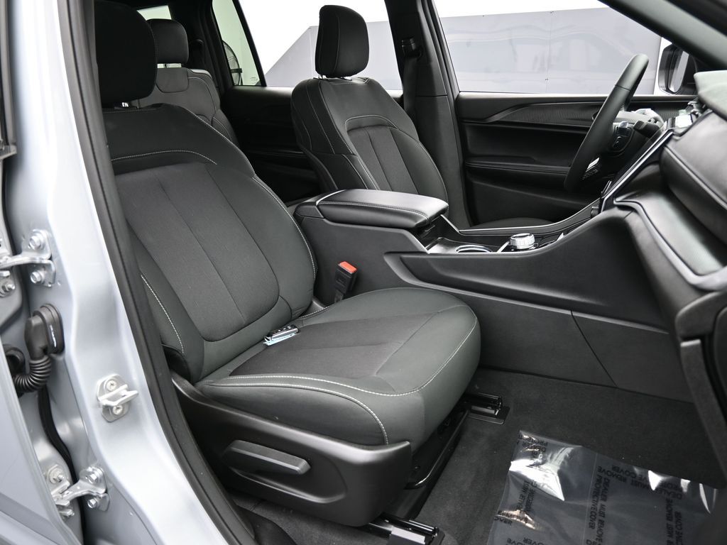 Used 2024 Silver Zynith Jeep Laredo image 47
