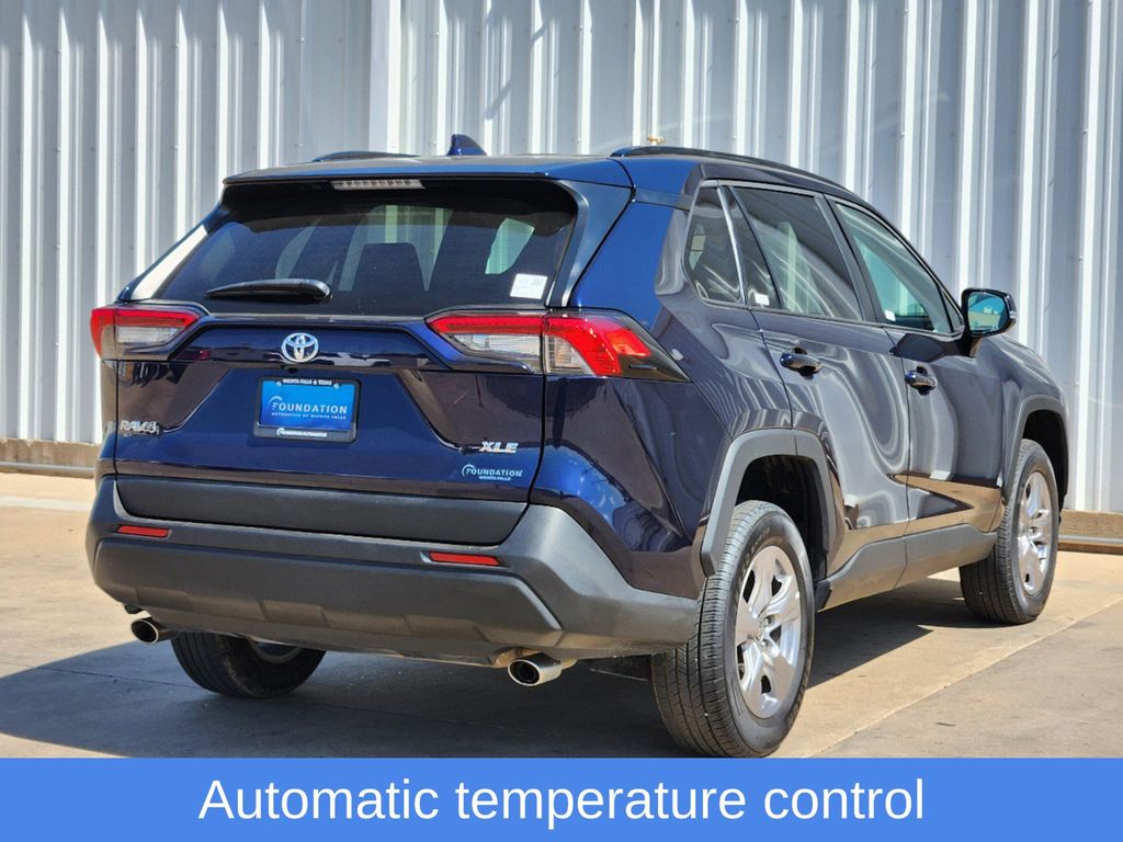 2022 Toyota RAV4 XLE 8