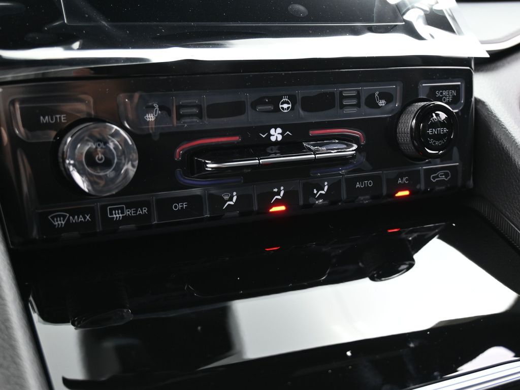 New 2025 Diamond Black Crystal Pearlcoat Jeep Laredo image 22