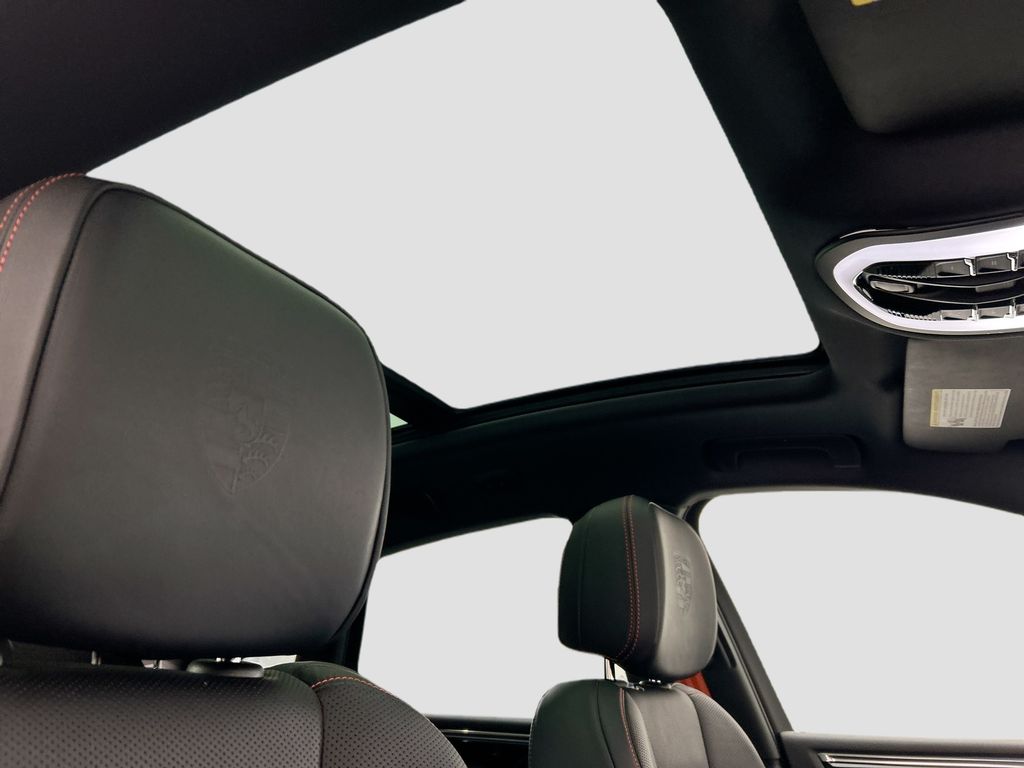 Thumbnail: 2025 Porsche Macan - 21