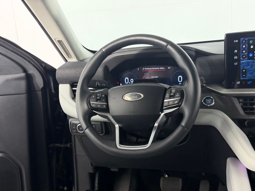 Used 2025 Black Metallic Ford Platinum image 13
