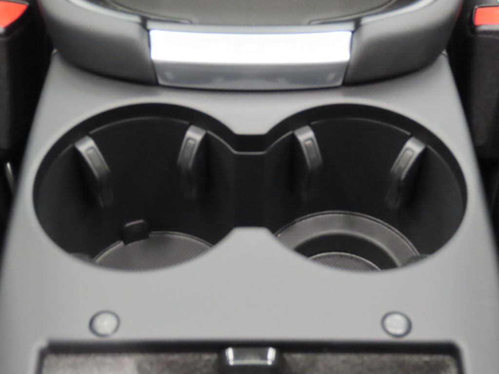 Thumbnail: 2026 Porsche Macan - 31