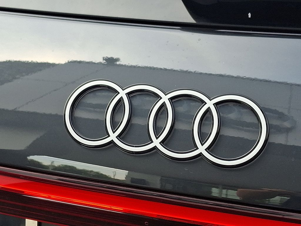 Thumbnail: 2025 Audi Q6 e-tron - 30