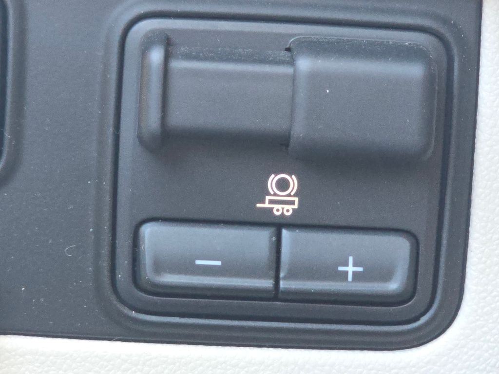 Used 2022 White GMC Denali image 37