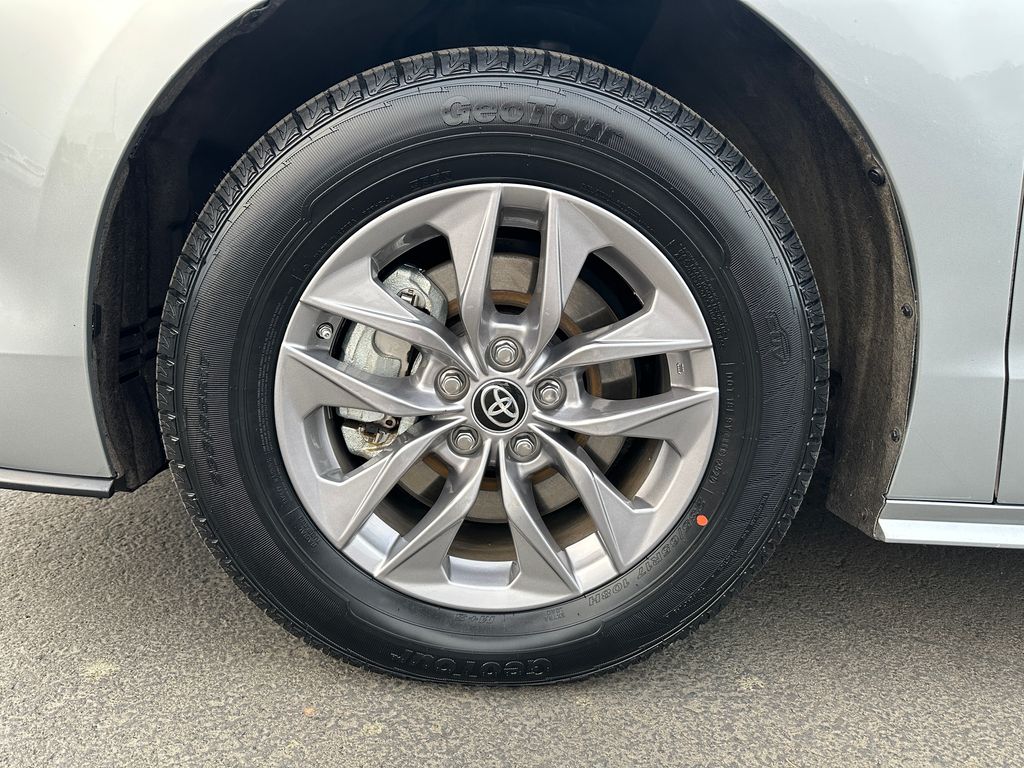 2024 Toyota Sienna LE