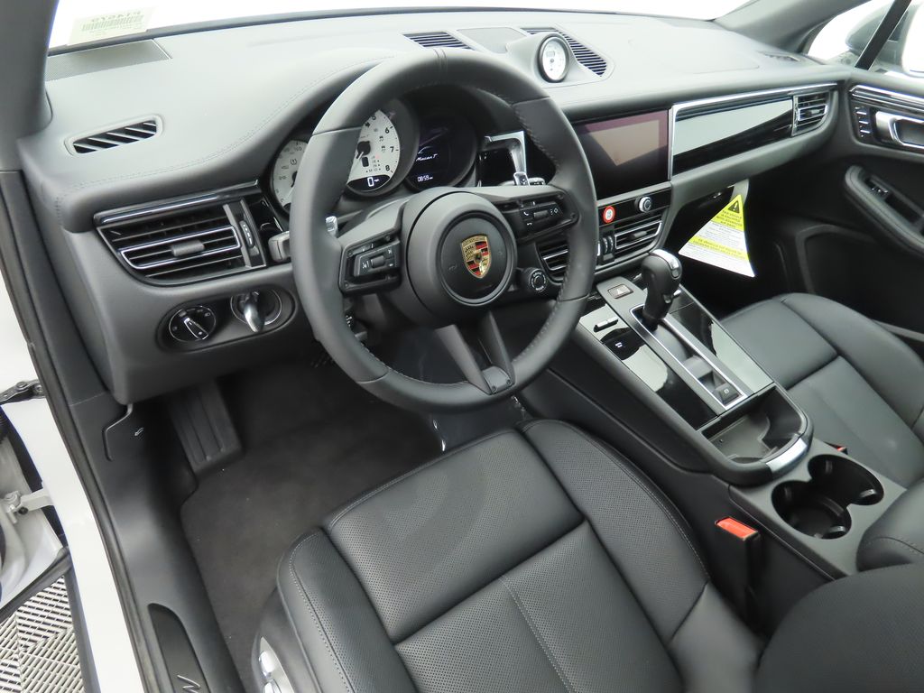Thumbnail: 2025 Porsche Macan - 4