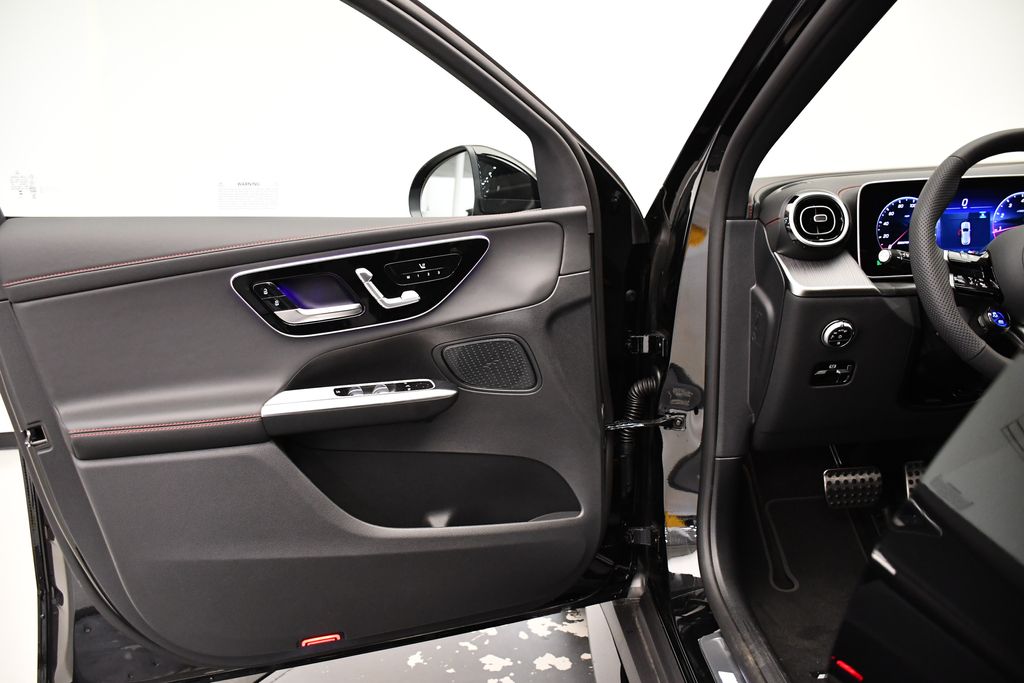 Thumbnail: 2025 Mercedes-Benz GLC - 31