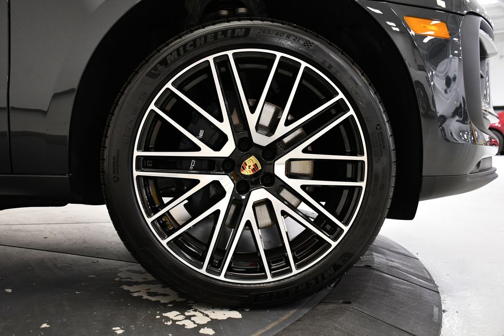 Thumbnail: 2026 Porsche Macan - 18