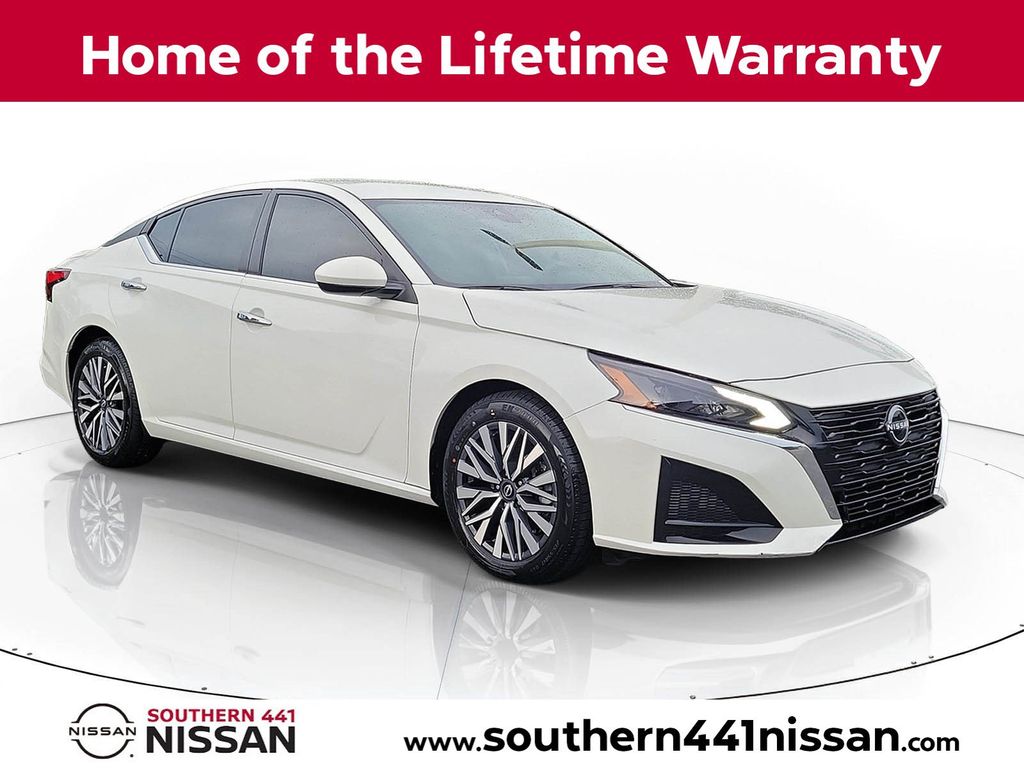 Pearl White 2023 Nissan Altima Sedan Front-Wheel Drive Continuously Variable Transmission