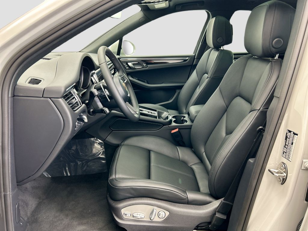 Thumbnail: 2026 Porsche Macan - 5