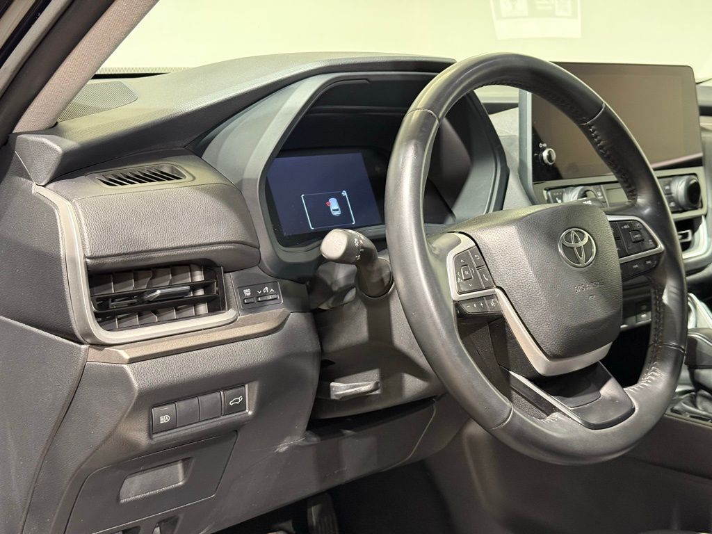 Thumbnail: 2024 Toyota Grand Highlander - 17