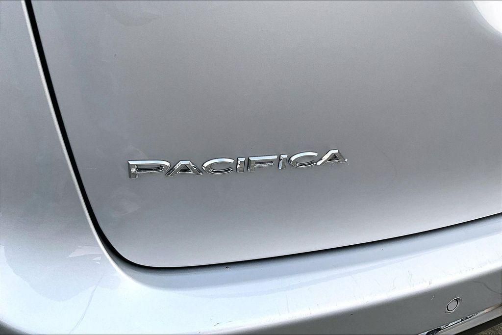 2024 Chrysler Pacifica Touring L - 7