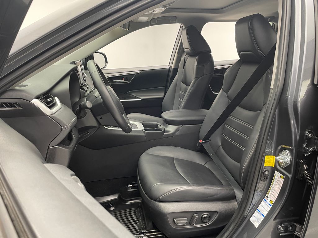 2021 Toyota RAV4 XLE Premium 13
