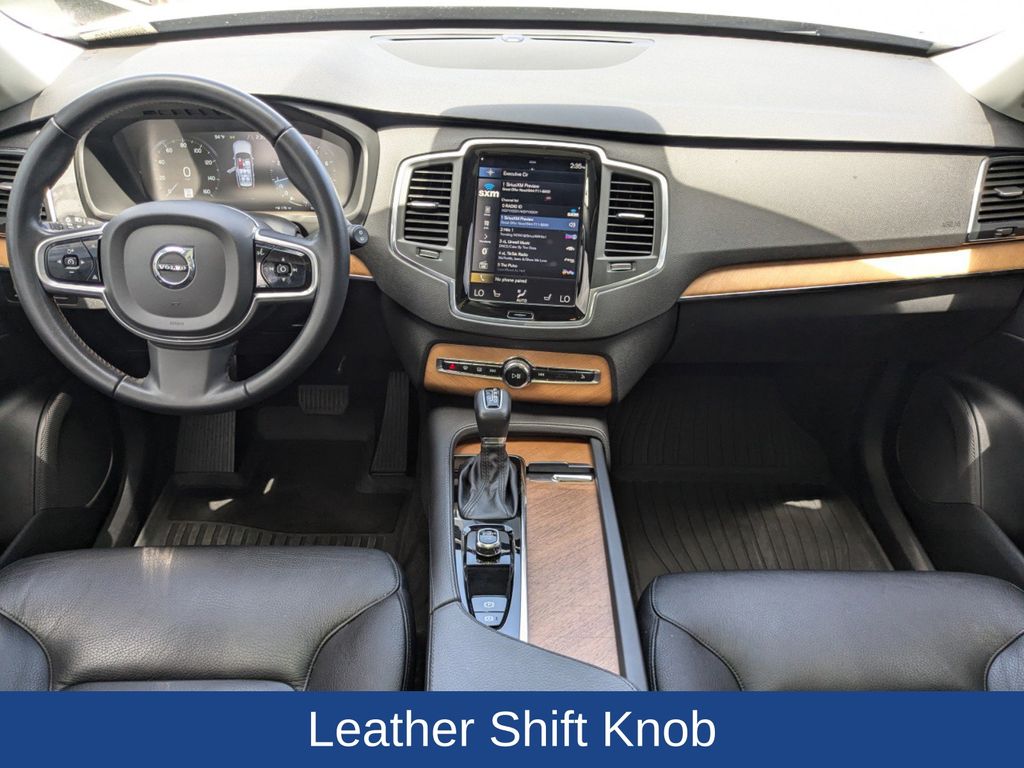 2022 Volvo XC90 T6 Momentum 6-Passenger
