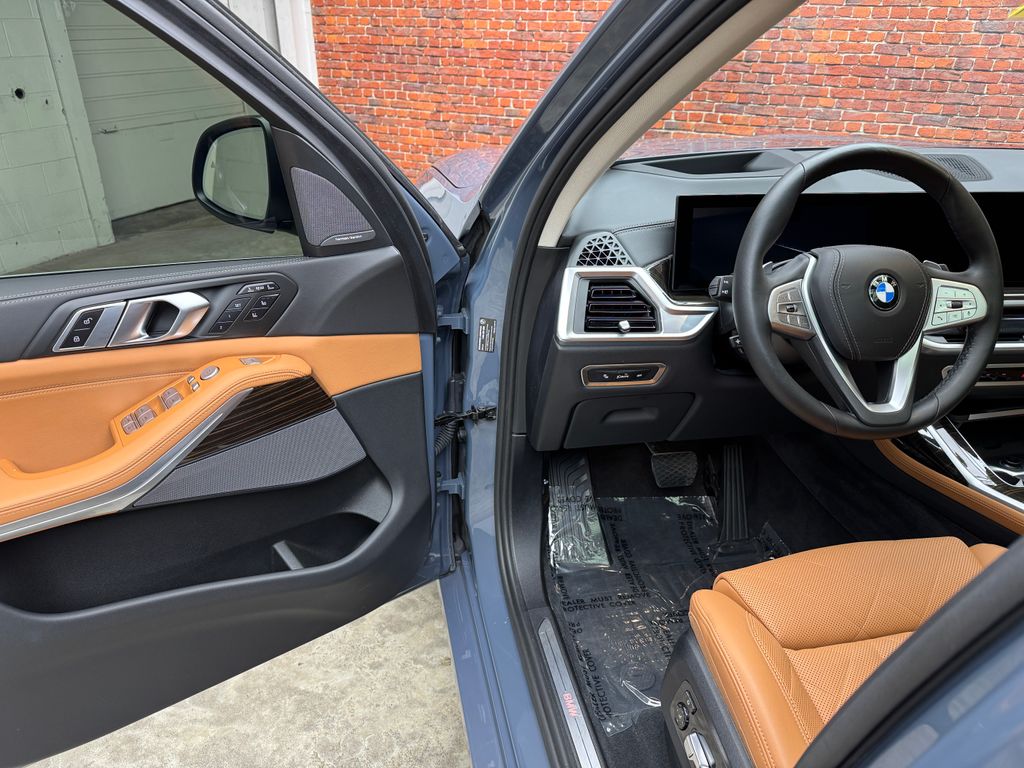 Certified Used 2025  BMW xDrive40i image 10