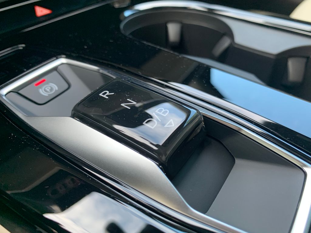 Thumbnail: 2025 Audi Q6 e-tron - 11