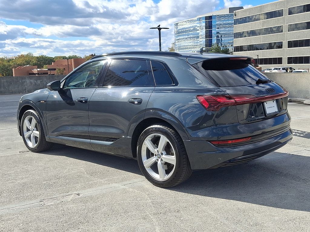 Thumbnail: 2019 Audi e-tron - 3
