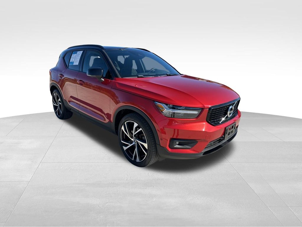 2021 Volvo XC40 R-Design 2