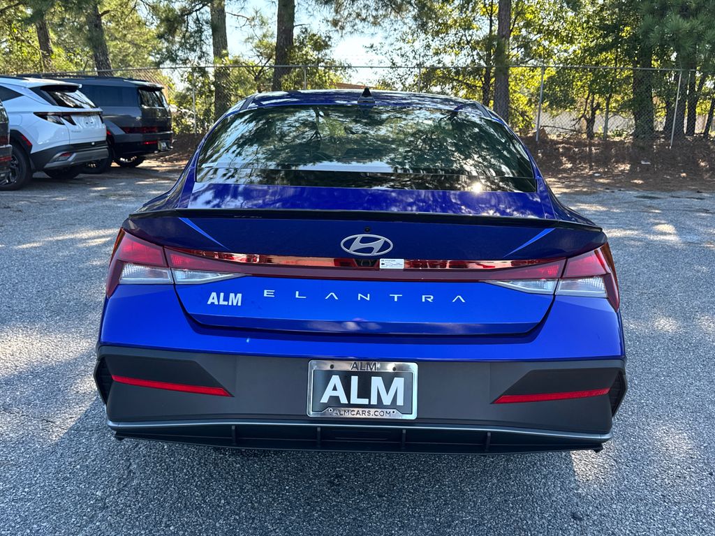 2025 Hyundai Elantra SEL Sport photo 4