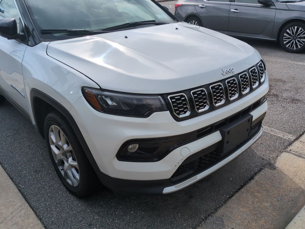 Used 2025 White Jeep Limited image 3