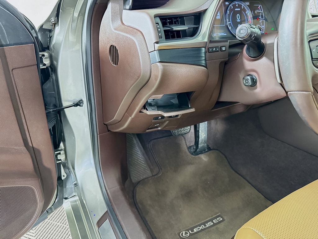 Thumbnail: 2020 Lexus ES - 10