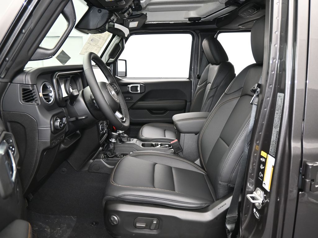 New 2026 Granite Crystal Metallic Clearcoat Jeep Sahara image 11