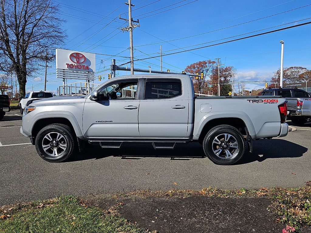 Thumbnail: 2018 Toyota Tacoma - 8