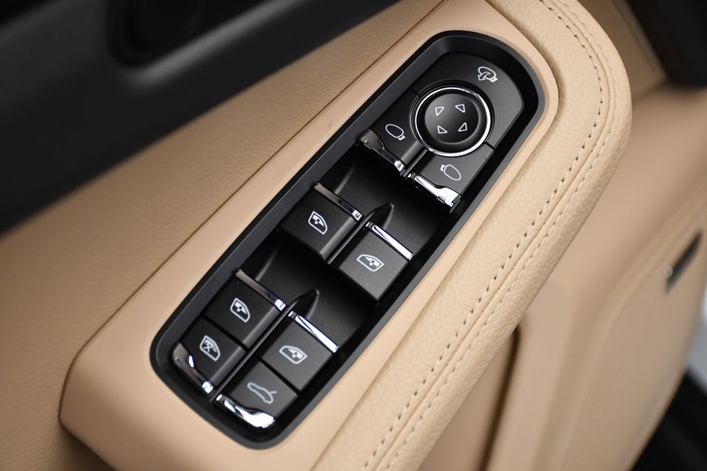 Thumbnail: 2025 Porsche Macan - 32