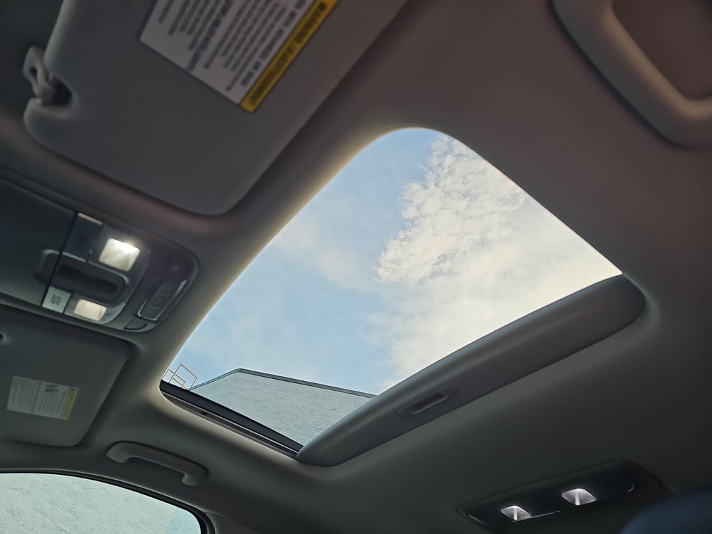Used 2022 White Kia S image 30
