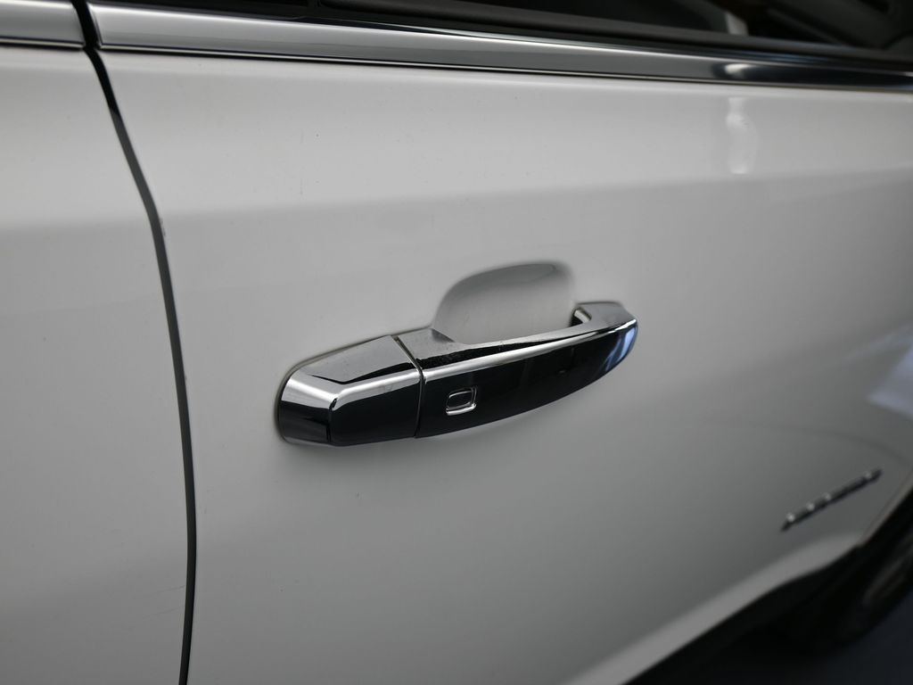 Used 2019 Summit White GMC SLE-2 image 47