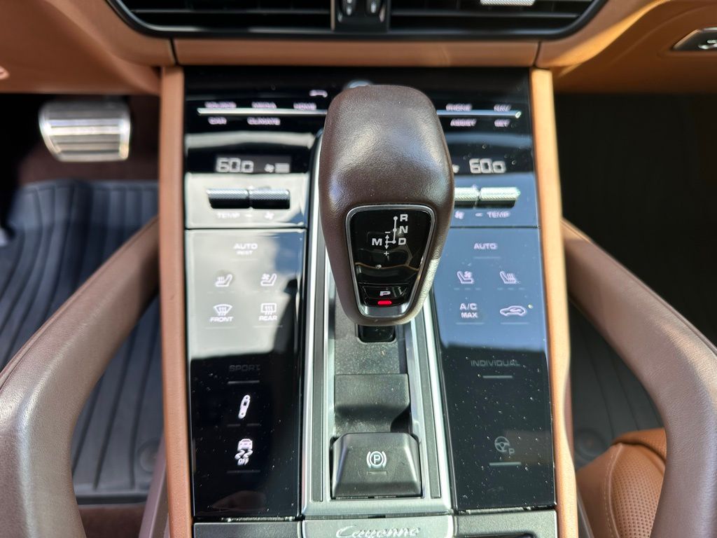 Thumbnail: 2022 Porsche Cayenne - 22