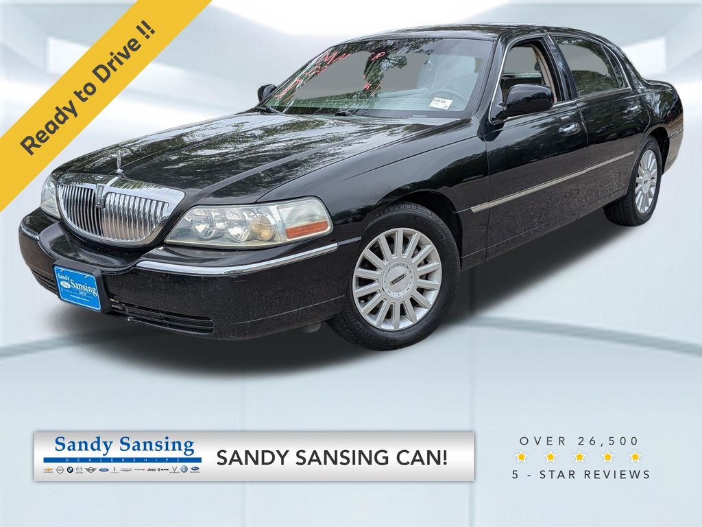Black 2005 Lincoln Town Car Signature Sedan Rear-Wheel Drive 4-Speed Automatic Overdrive